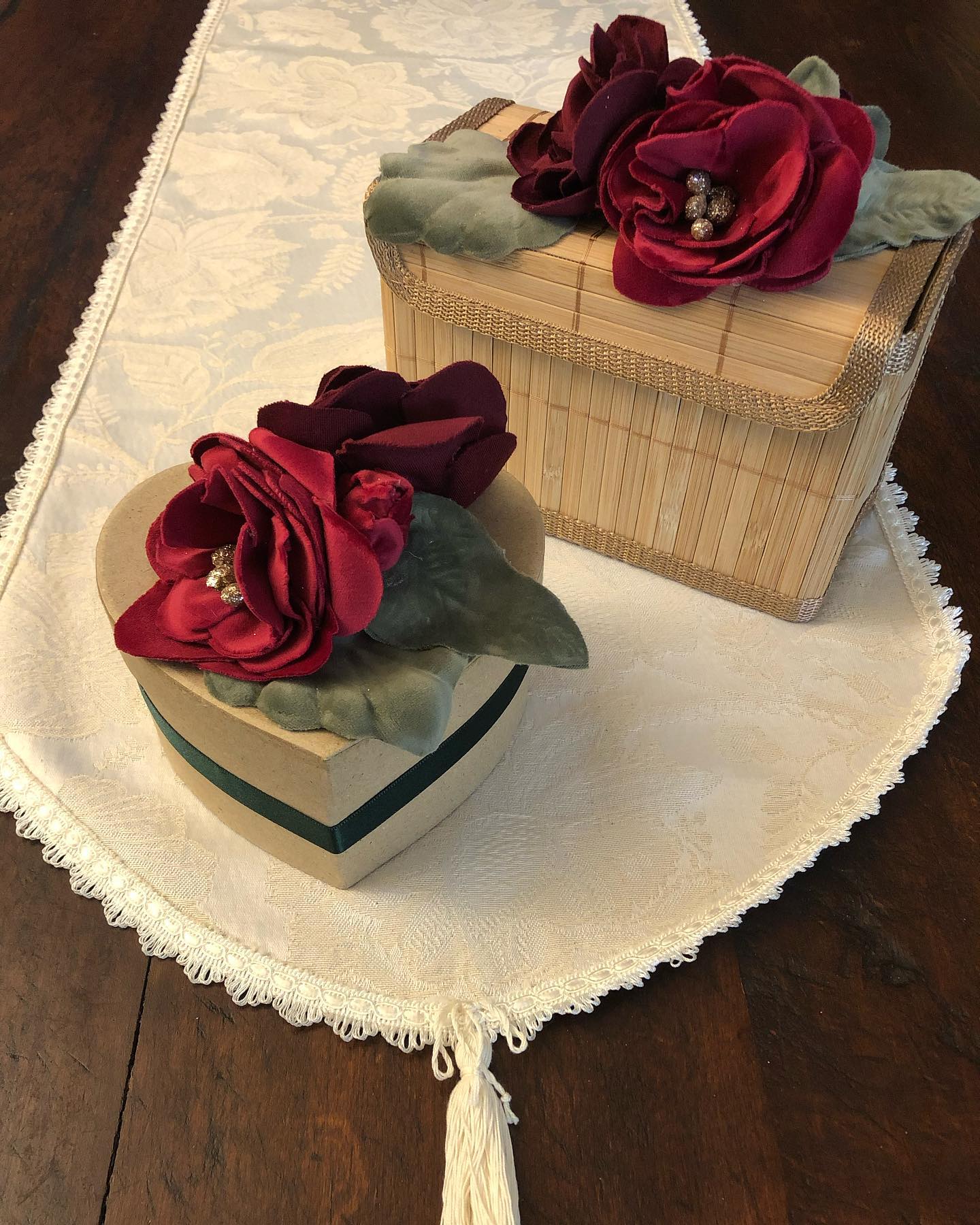 I love DIY! Boxes with velveteen Camellias. An original gift for any occasion.
#diy#creativity#createwithflowers
#velvet